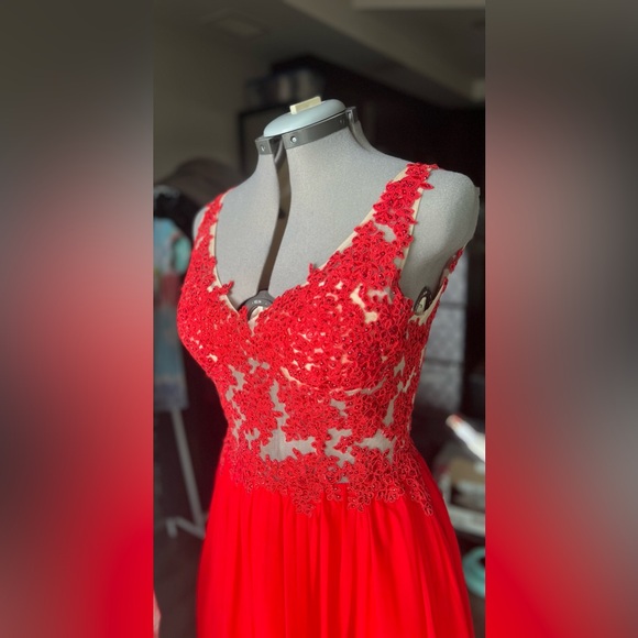 Red floral lace mesh bodice A-line grad dress / formal gown - Picture 1 of 9